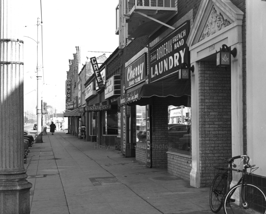Larchmont Blvd. 1952 At Beverly Blvd. wm.jpg